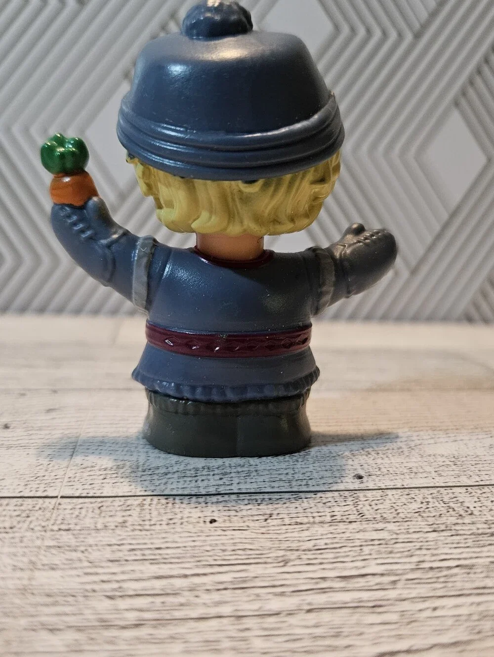 Mattel Little People Disney Frozen Kristoff Holding Carrot Figure